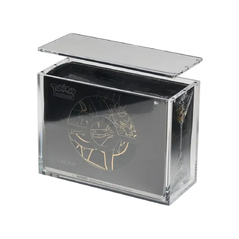O cutie Pokémon Elite Trainer Box Plus protejată în interiorul carcasei acrilice The Acrylic Box, demonstrând potrivirea perfectă și vizibilitatea clară a designului cutiei.