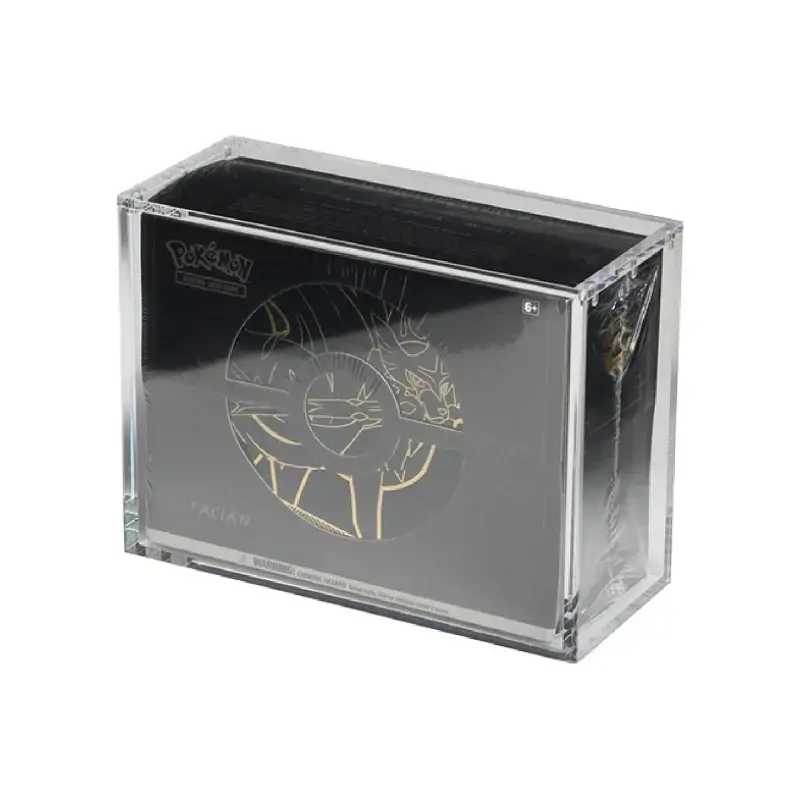 Detaliu de apropiere al închiderii magnetice puternice N52 a carcasei acrilice The Acrylic Box, arătând mecanismul care asigură protecția colecției Pokémon.