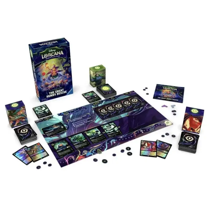 Toate componentele din setul Disney Lorcana: Illumineer's Quest - The Great Hunny Rescue, inclusiv pachetele de cărți, hărțile de joc, playmat-ul, jetoanele și zarurile, aranjate pe o suprafață plană.
