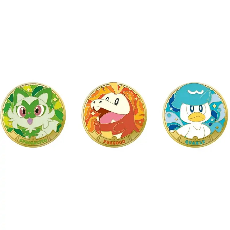 Prim-plan detaliat cu o monedă magnetică de colecție Pokémon și o carte din setul în Chineză Simplificată, evidențiind logo-ul Pokémon embosat în colțul inferior.