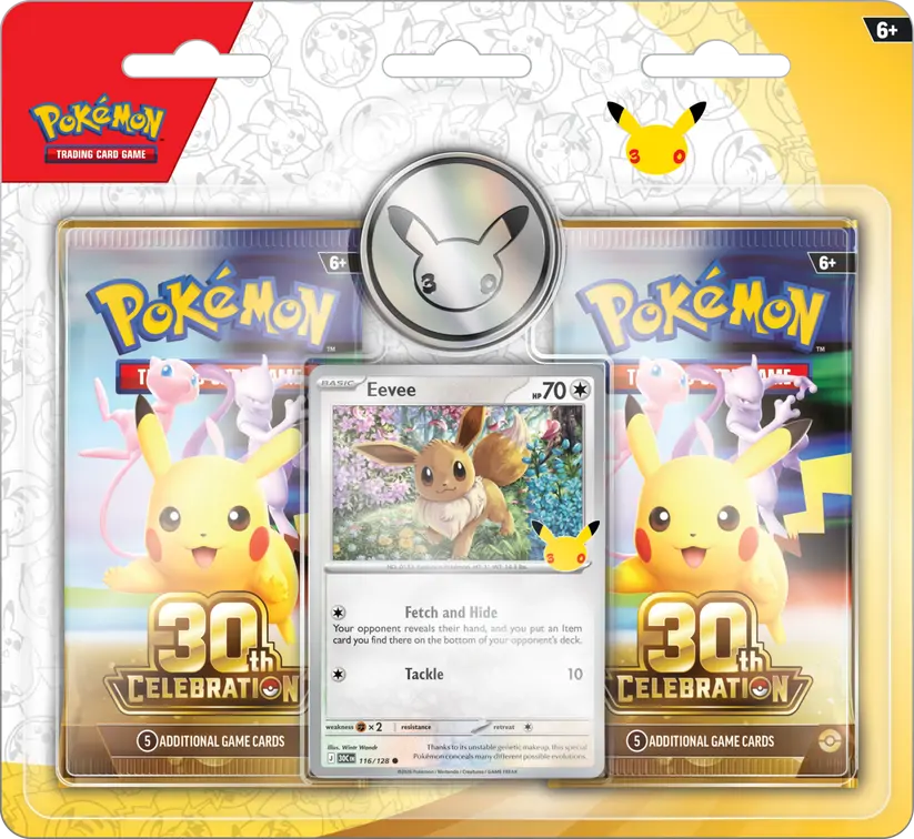 Ambalajul complet al blisterului Pokémon TCG 30th Celebration, arătând cartea promoțională Eevee în centru, cele două pachete booster în stânga și moneda aniversară în dreapta.