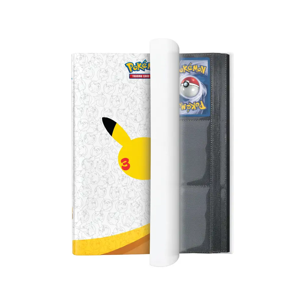 Imagine cu albumul Pokemon 30th Celebration deschis, arătând paginile interioare cu 9 buzunare, umplute cu carduri foil strălucitoare din expansiunea aniversară.