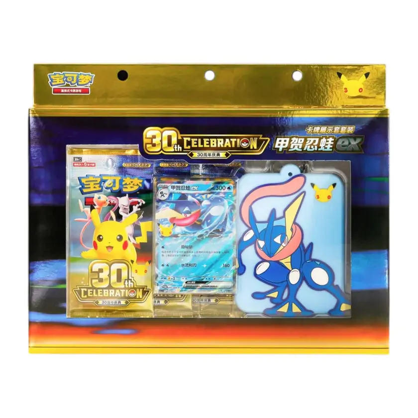 Setul complet Pokemon 30th Celebration Greninja ex, ediția chineză, afișând cutia produsului, cardul promo Greninja ex, display-ul personalizat cu șnur și cele trei pachete booster aniversare.