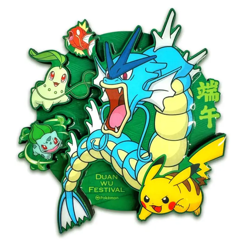 Conținutul complet al cutiei Pokemon Dragon Boat Gift Box 2026, incluzând cele 5 pachete booster Stellar Crystal, magnetul de frigider exclusiv și husa pentru accesorii.