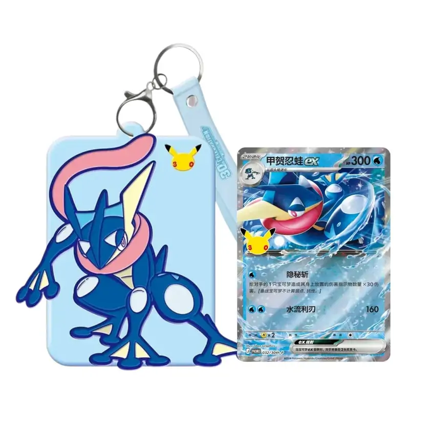 Prim-plan detaliat cu cardul promoțional Special Art Greninja ex, introdus în display-ul personalizat transparent, cu șnurul atașat vizibil în lateral.