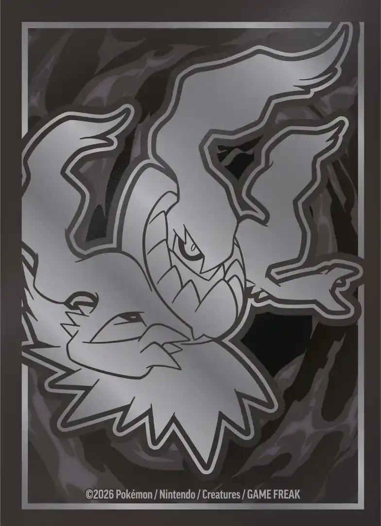 Prim-plan pe accesoriile din Pokémon Pitch Black ETB: zarurile pentru contor de daune, zarul pentru aruncarea monedei și un pachet de 65 de sleeve-uri tematice.