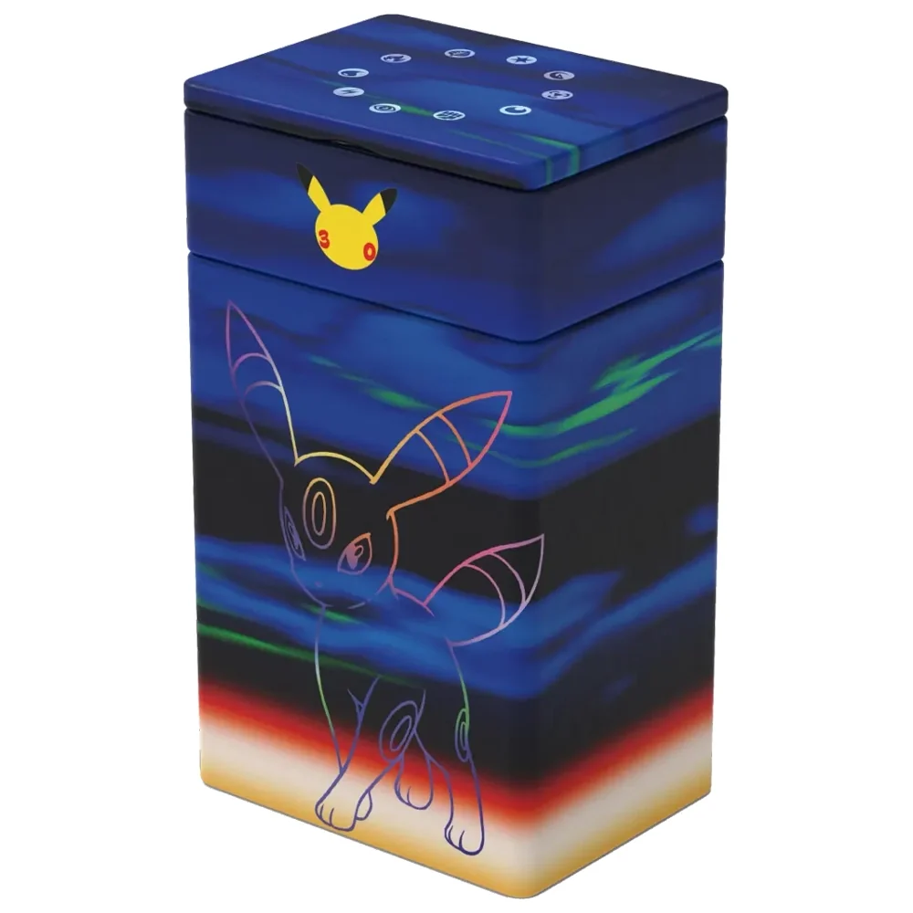 Detaliu de aproape cu accesoriile din setul Umbreon: cutia metalică neagră cu silueta lui Umbreon și moneda de colecție cu același Pokémon. Deck box