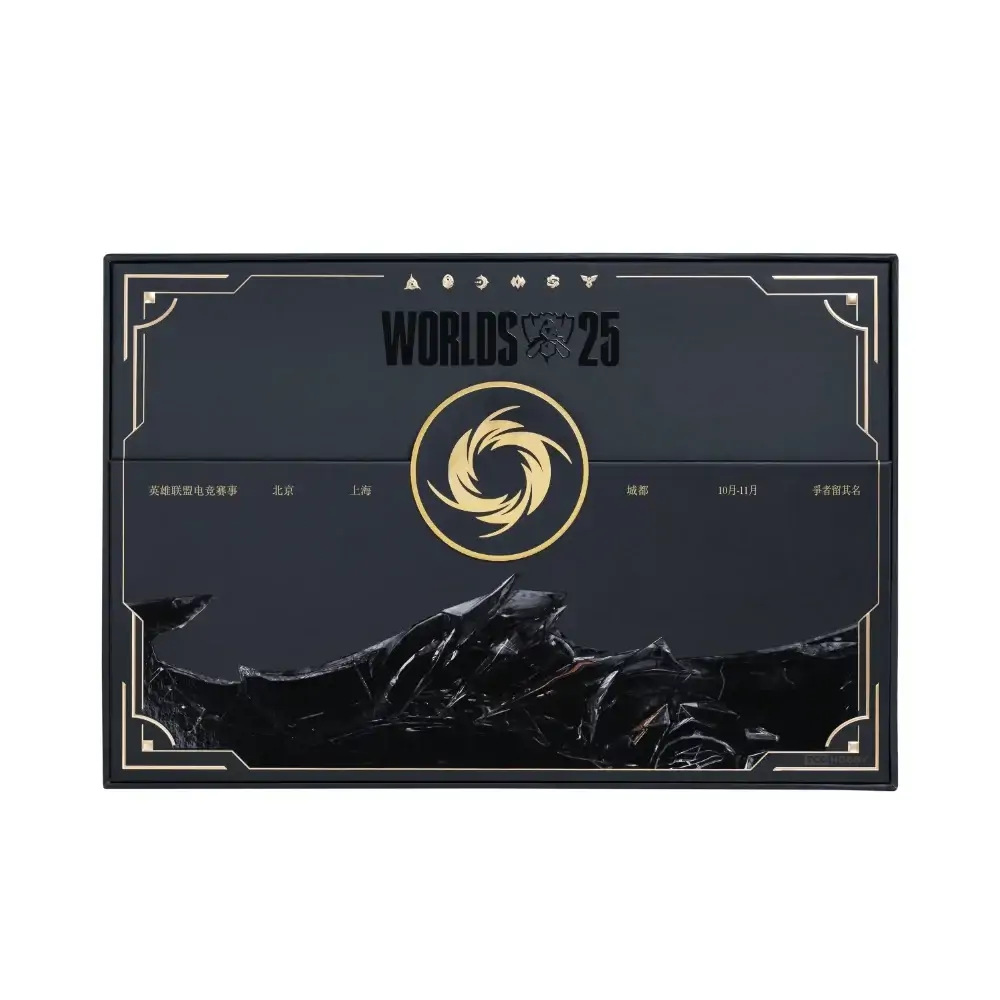 Conținutul complet al pachetului Riftbound Worlds 2025: cardul legendar Teemo, playmat-ul foil, sleeve-urile WCS25, cutia de stocare și cărțile Battlefield supradimensionate.