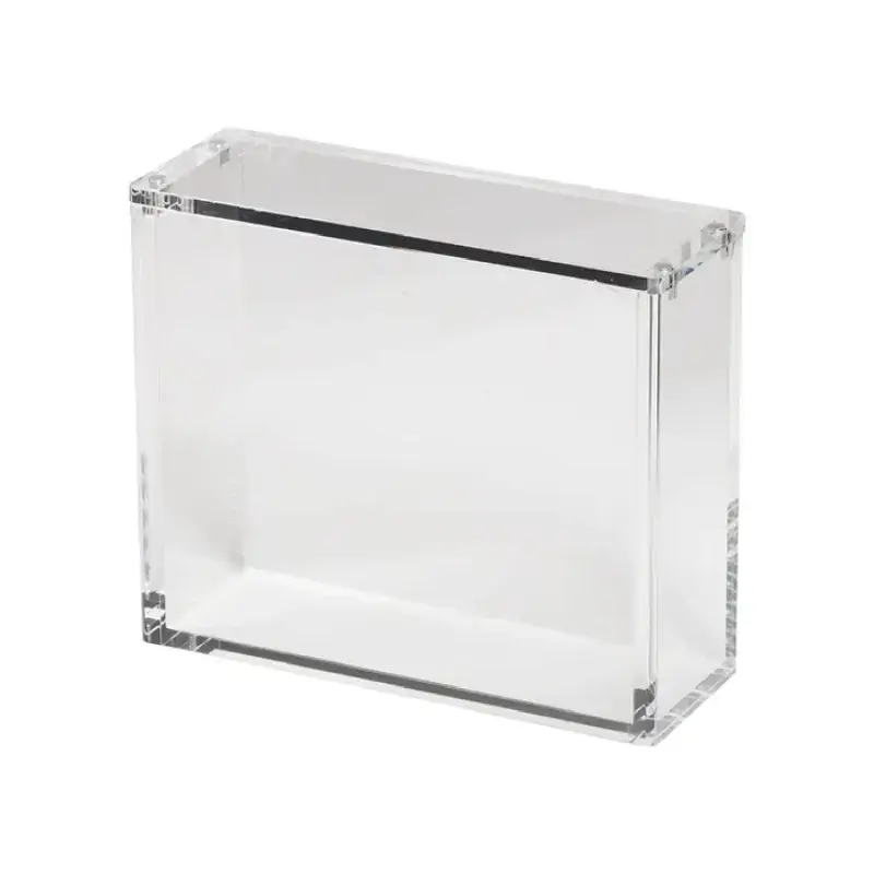 Carcasă de protecție The Acrylic Box pentru booster box-uri Yu-Gi-Oh!, goală, văzută dintr-un unghi de trei sferturi, evidențiind claritatea acrilului și designul press-fit.
