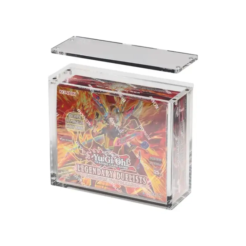 Vitrină acrilică The Acrylic Box cu un booster box Yu-Gi-Oh! de 24 de pachete în interior, demonstrând potrivirea perfectă și protecția oferită.