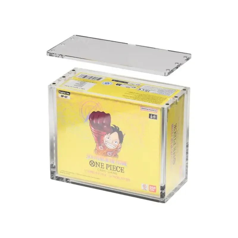 Cutie de protecție acrilică The Acrylic Box pentru display One Piece TCG OP04+, goală, văzută dintr-un unghi de trei sferturi, evidențiind transparența cristalului și marginile lustruite.